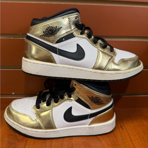 Jordan DC1420-700 Sneakers - Picture 1 of 15